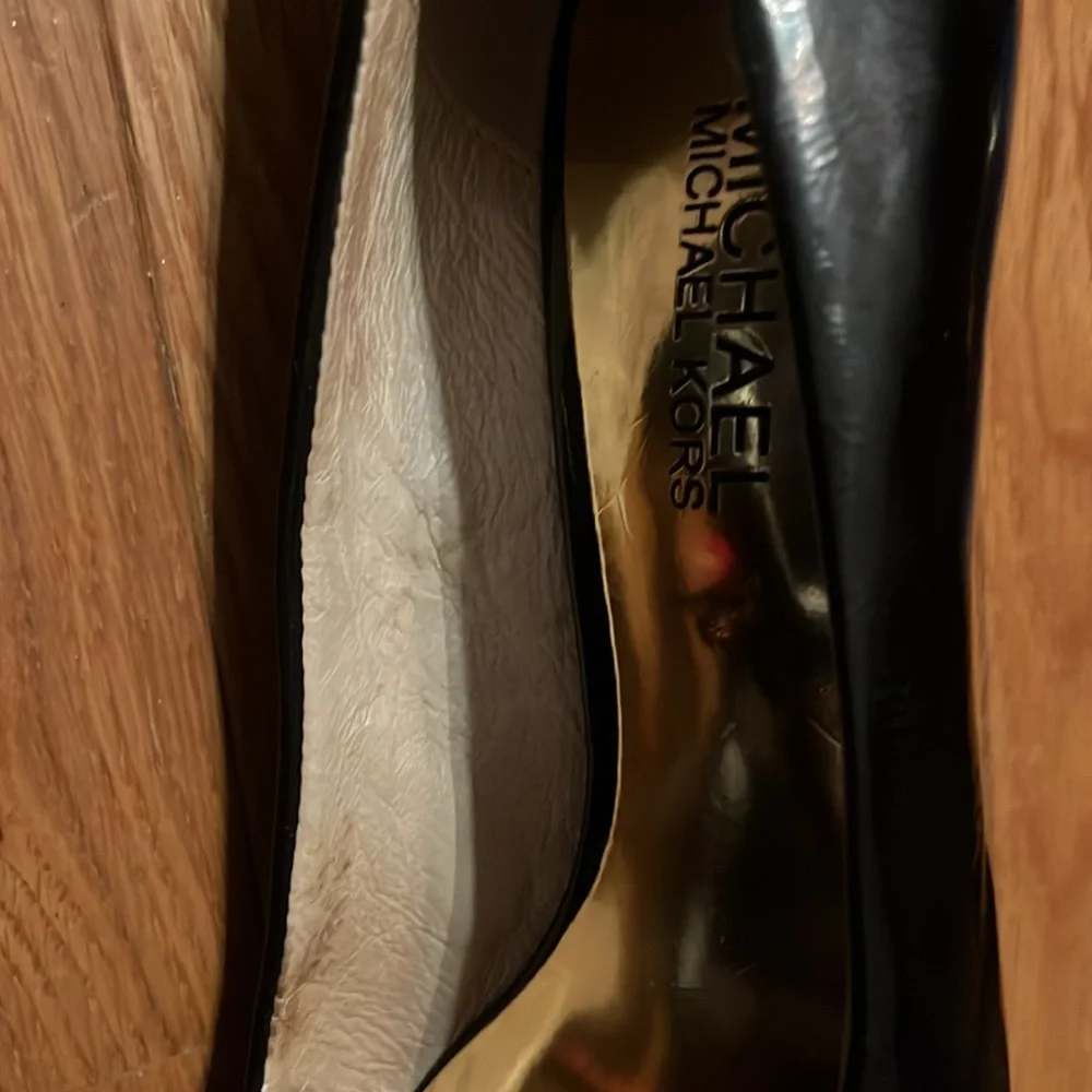 Michael Kor Black Logo Shoes 2.5 inch heel rounded toe - Picture 14 of 15